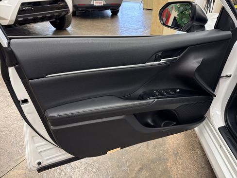 Used 2020 Toyota Camry XLE image 25