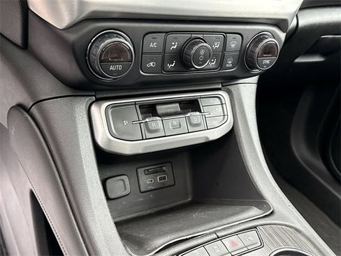 Used 2020 GMC Acadia SLT w/ Premium Package image 17