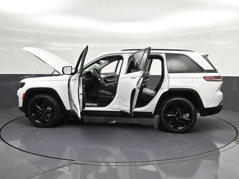 Used 2024 Jeep Grand Cherokee Limited w/ Black Appearance Package AWD/4WD image 38