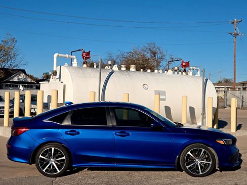 Used 2022 Honda Civic Touring image 3