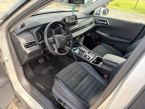 Used 2023 Mitsubishi Outlander SE AWD/4WD image 10