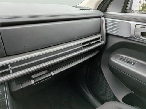 Used 2025 Hyundai Santa Fe SE FWD image 18