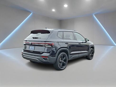 Used 2025 Volkswagen Taos SE image 5