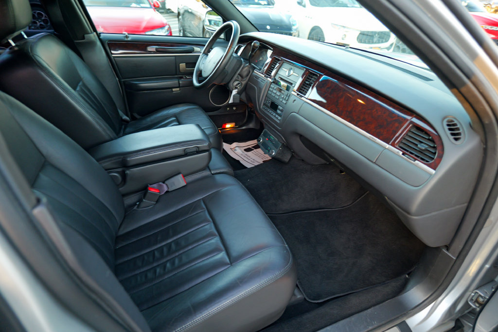 Used 2008 Lincoln Town Car Executive RWD image 41