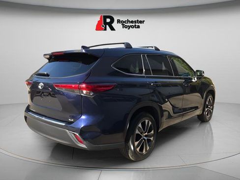 Used 2022 Toyota Highlander XLE FWD image 4
