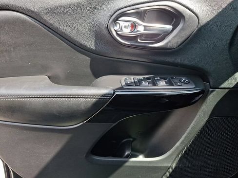 Used 2019 Jeep Cherokee Latitude Plus AWD/4WD image 11