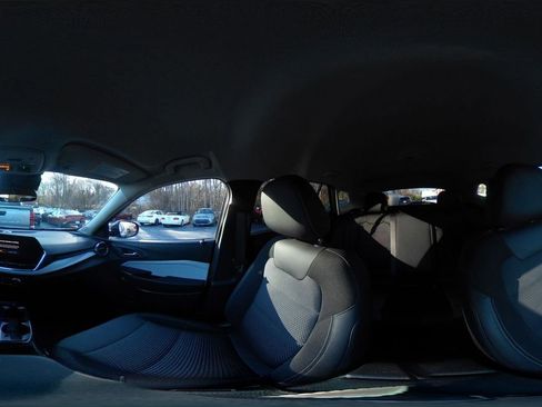 Used 2025 Chevrolet Trax LT image 36