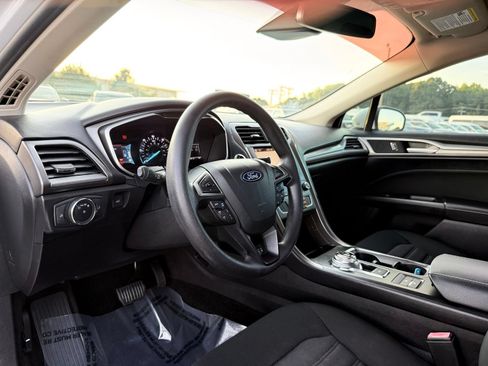 Used 2019 Ford Fusion SE FWD image 12