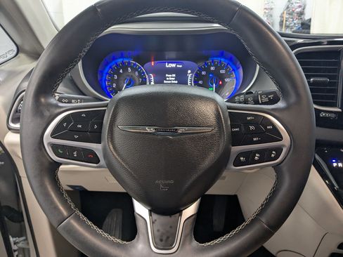 Certified 2023 Chrysler Pacifica Touring-L FWD image 13