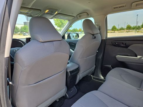 Used 2023 Toyota Highlander LE FWD image 17