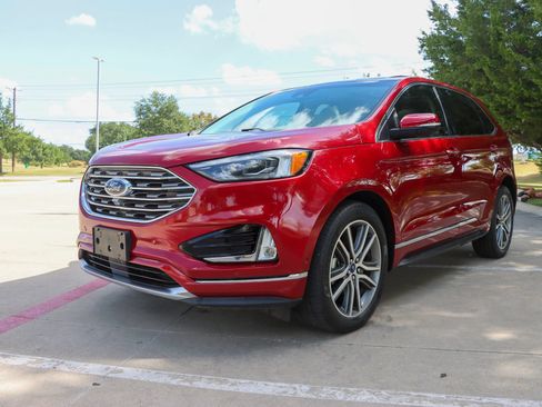 Used 2019 Ford Edge Titanium w/ Equipment Group 301A FWD image 3