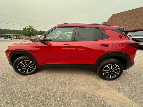 Used 2026 Chevrolet TrailBlazer LT w/ LT Cold Weather Package AWD/4WD image 2