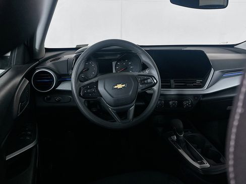 Used 2025 Chevrolet Trax LS image 18