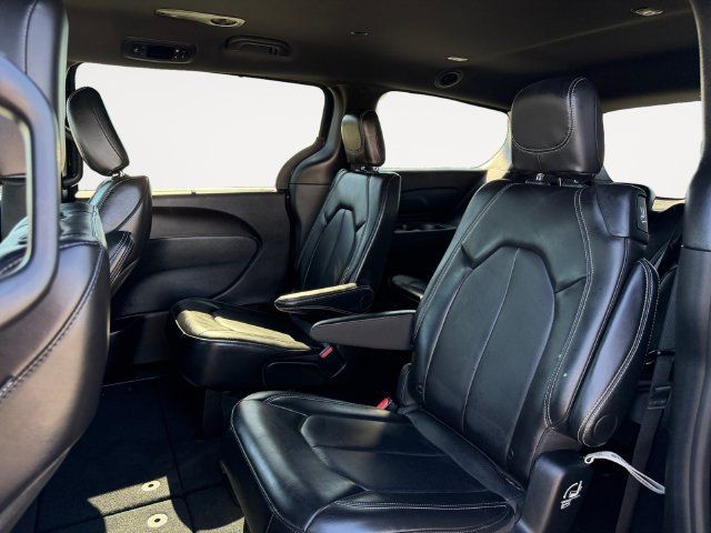 Used 2025 Chrysler Pacifica Select FWD image 11