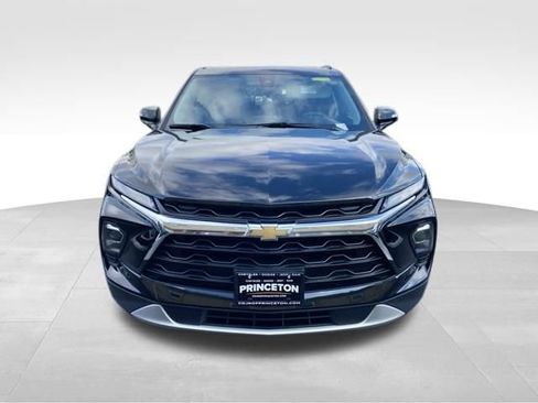 Used 2023 Chevrolet Blazer LT image 2