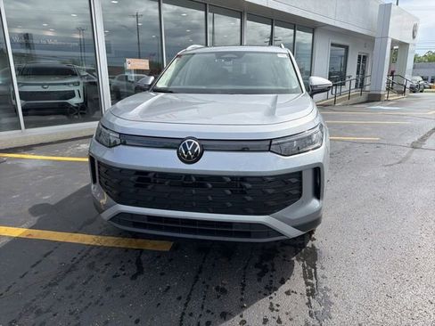 Used 2025 Volkswagen Tiguan SE AWD/4WD image 9