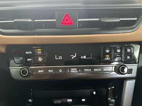 Certified 2025 Kia Seltos EX w/ EX Sunroof Package AWD/4WD image 19