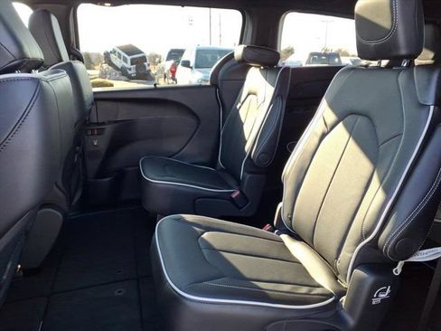 New 2026 Chrysler Pacifica Limited w/ S Appearance Package FWD image 16