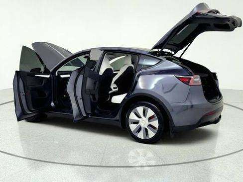 Used 2023 Tesla Model Y Long Range AWD/4WD image 16