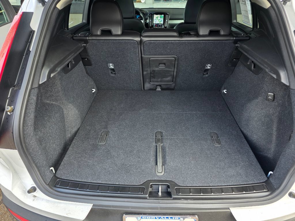 Used 2024 Volvo XC40 B5 Plus AWD/4WD image 21