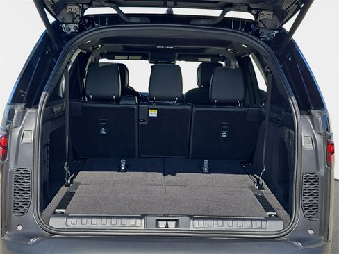 New 2025 Land Rover Discovery S image 13