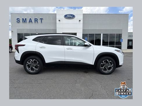 Used 2025 Chevrolet Trax LT FWD image 1
