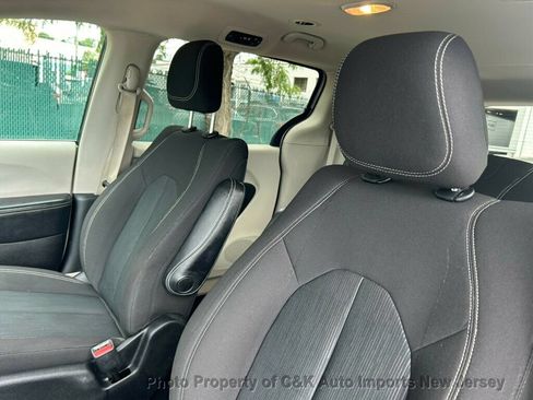 Used 2020 Chrysler Voyager L FWD image 28