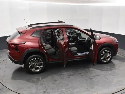 Used 2025 Chevrolet Trax LT w/ LT Convenience Package image 6
