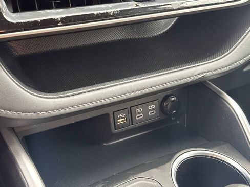 Used 2024 Toyota Highlander LE image 25