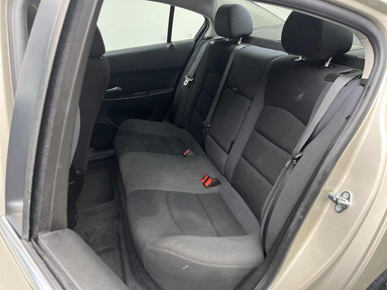 Used 2016 Chevrolet Cruze LT w/ Technology Package FWD image 9