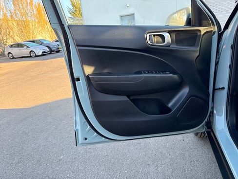 Used 2025 Hyundai Venue SE FWD image 19