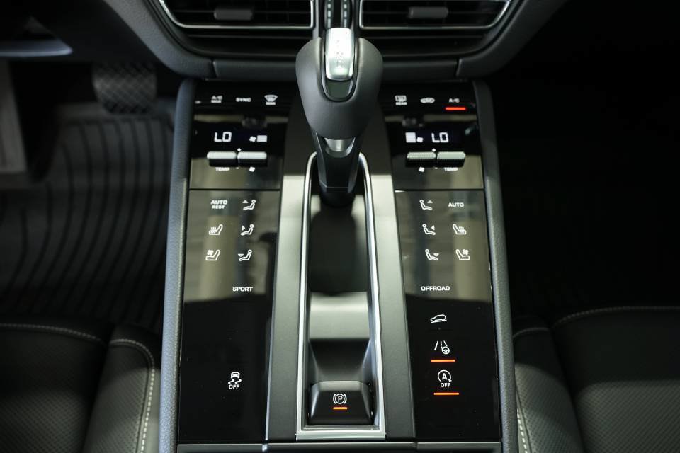 Certified 2025 Porsche Macan AWD/4WD image 23