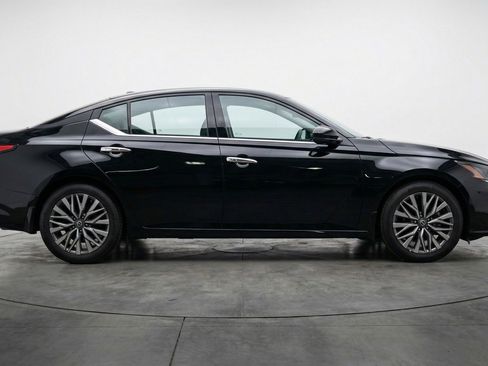 Used 2025 Nissan Altima 2.5 SV image 11