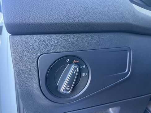 Used 2021 Volkswagen Tiguan SE image 12