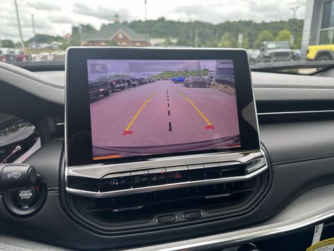 Used 2023 Jeep Compass Limited image 37