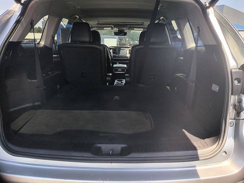 Used 2019 Toyota Highlander XLE FWD image 30