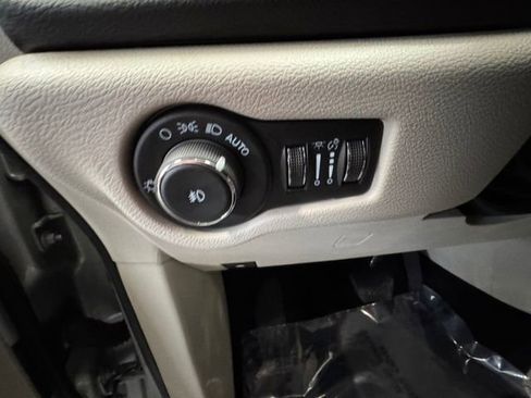 Used 2024 Chrysler Pacifica Touring-L FWD image 19