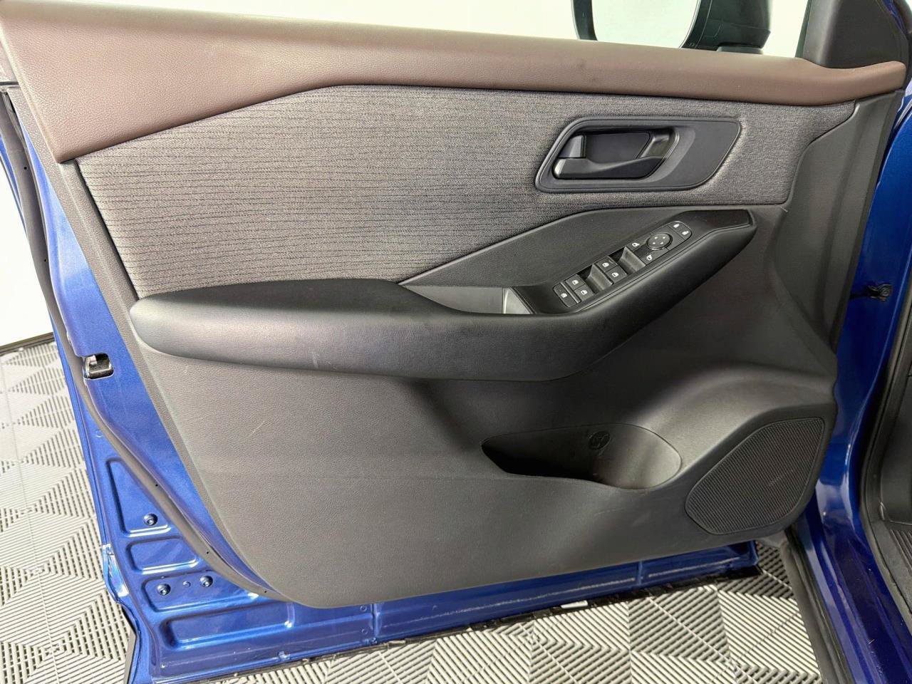 Used 2023 Nissan Rogue S AWD/4WD image 19