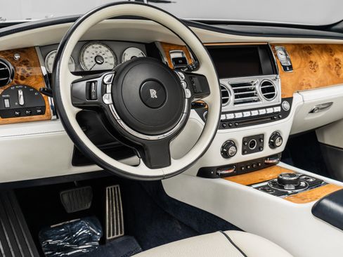 Used 2019 Rolls-Royce Dawn image 13