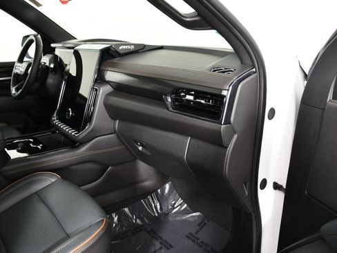 Used 2025 GMC Yukon AT4 AWD/4WD image 44