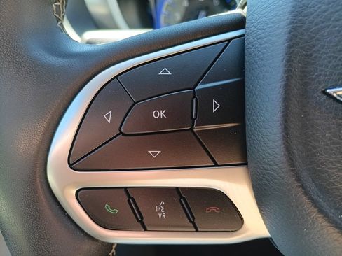 Used 2024 Chrysler Pacifica Touring-L FWD image 4
