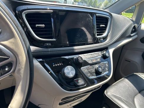 Used 2020 Chrysler Pacifica Limited w/ Advanced Safetytec Group FWD image 18