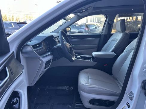 Used 2022 Jeep Grand Cherokee Overland image 11