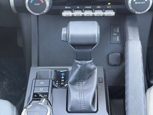 Certified 2025 Toyota Tacoma SR5 AWD/4WD image 31