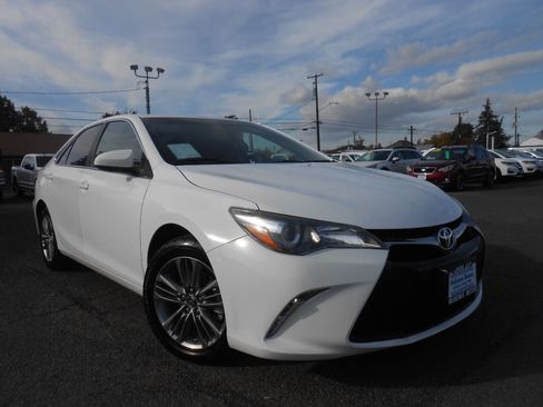 Used 2017 Toyota Camry SE image 1