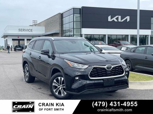 Used 2020 Toyota Highlander XLE FWD image 1