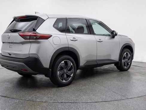 Used 2025 Nissan Rogue SV AWD/4WD image 9