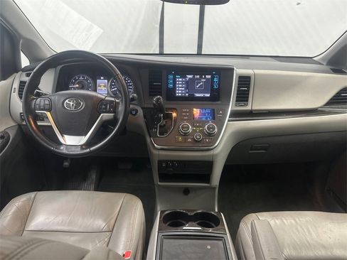 Used 2016 Toyota Sienna L image 23