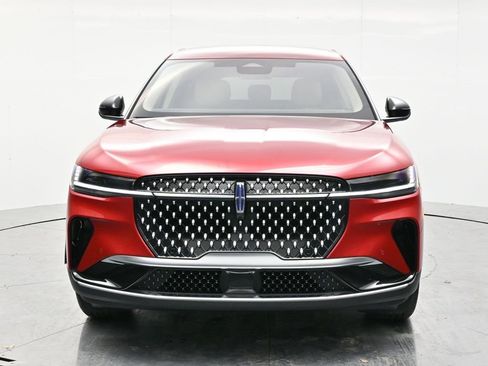 Used 2025 Lincoln Nautilus Premier image 2