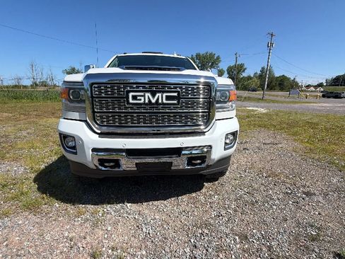 Used 2019 GMC Sierra 2500 Denali w/ Duramax Plus Package AWD/4WD image 9